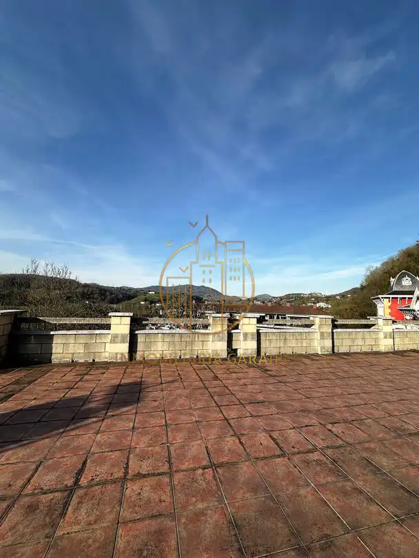 Vista exterior de Pis en venda en Irura amb Jardí privat, Terrassa i Balcó