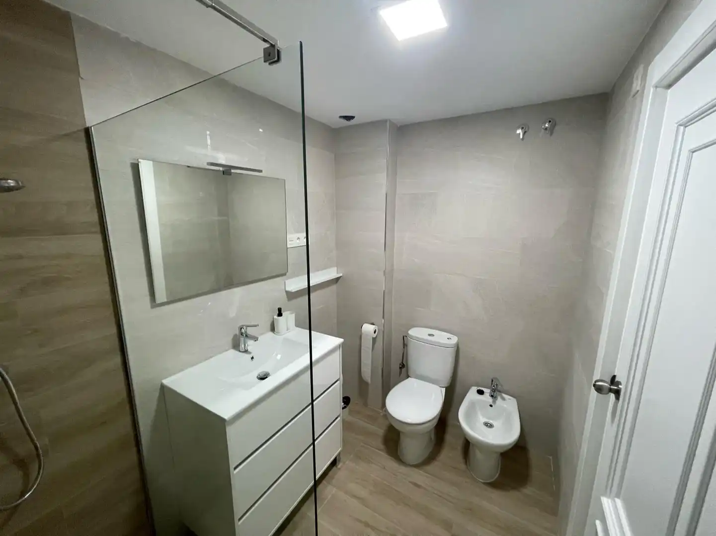 Bathroom of Flat for rent in Granada  with Air Conditioner, Heating and Furnished