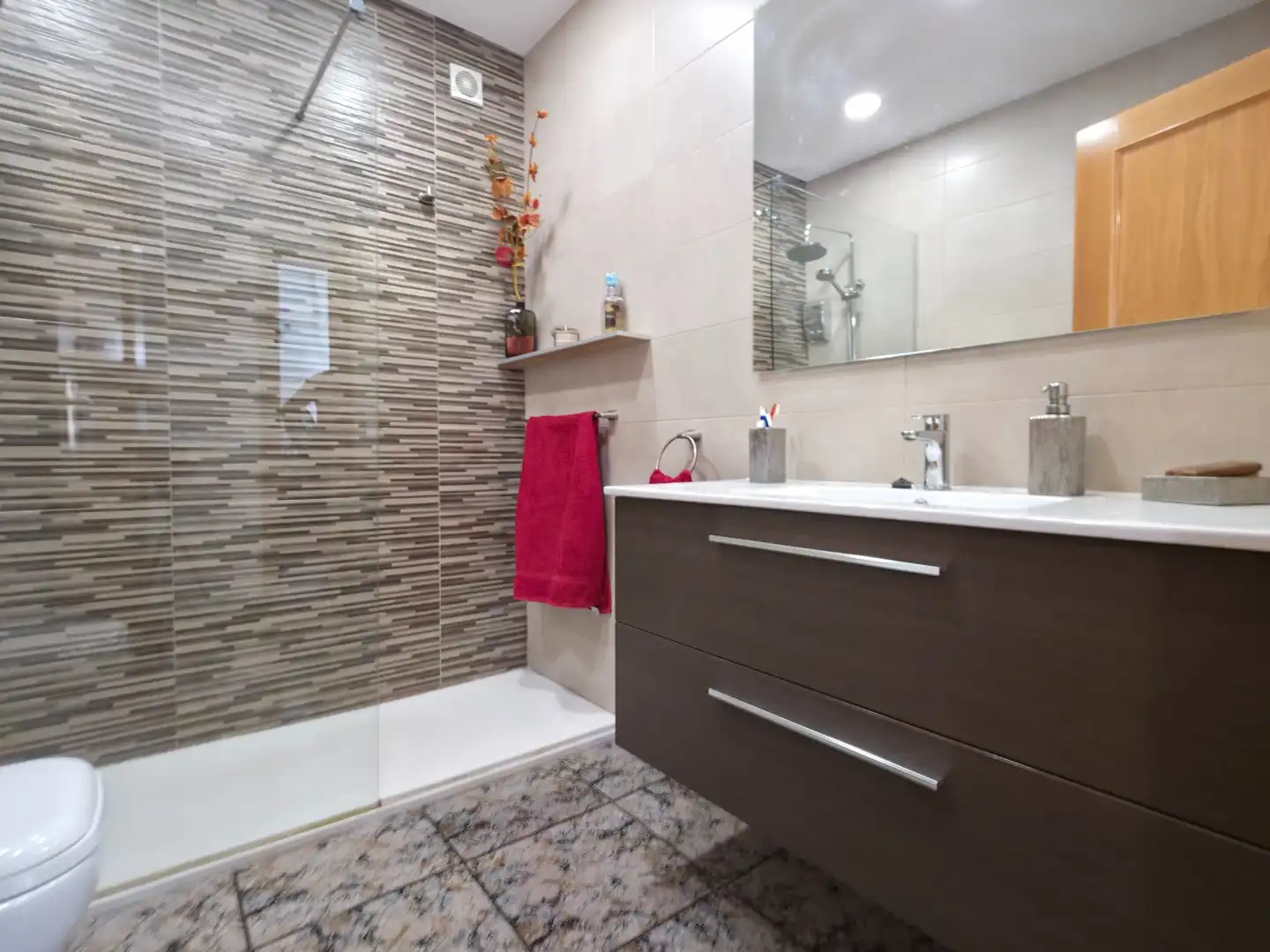 Baño de Casa o chalet en venta en Sant Vicenç Dels Horts con Aire acondicionado, Calefacción y Jardín privado
