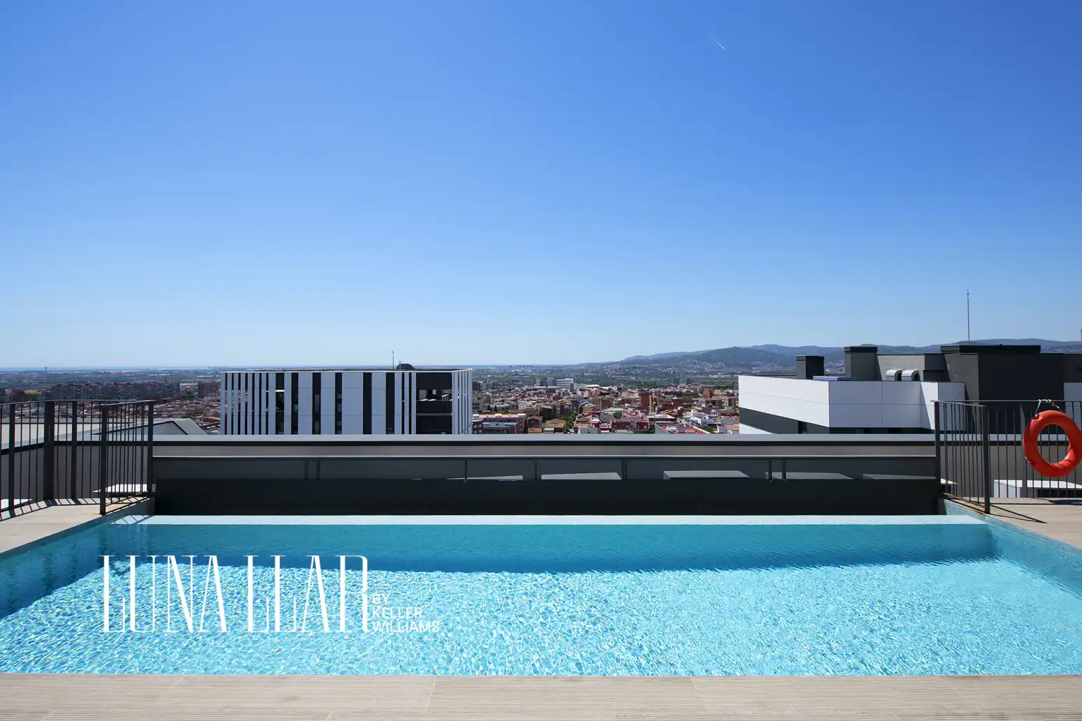 Piscina de Piso en venta en Cornellà de Llobregat con Aire acondicionado, Calefacción y Jardín privado