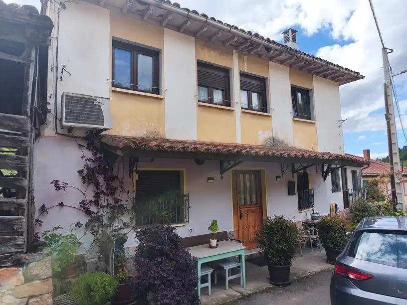 Vista exterior de Casa o chalet en venta en Belmonte de Miranda con Amueblado