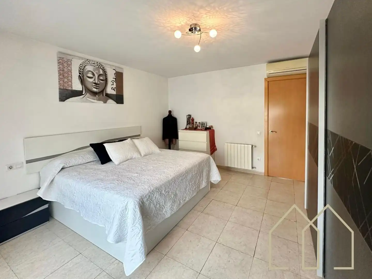Schlafzimmer von Einfamilien-Reihenhaus zum Verkauf in Caldes de Malavella mit Klimaanlage, Heizung und Privatgarten