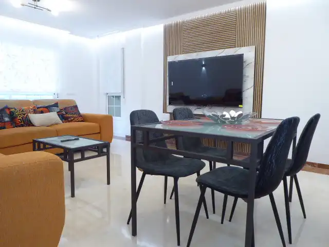 Sala d'estar de Pis de lloguer en Benalmádena amb Aire condicionat, Terrassa i Moblat