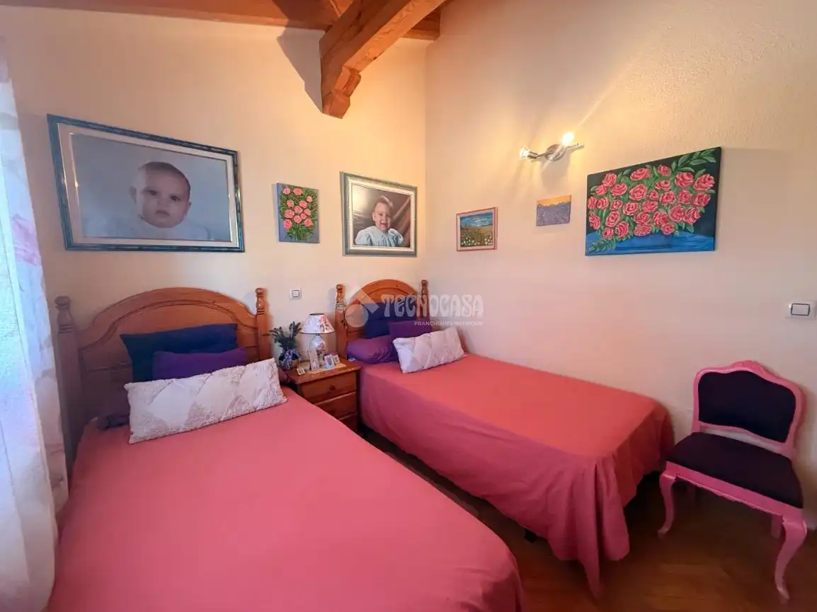 Schlafzimmer von Einfamilien-Reihenhaus zum Verkauf in Torrejón del Rey mit Klimaanlage, Heizung und Privatgarten