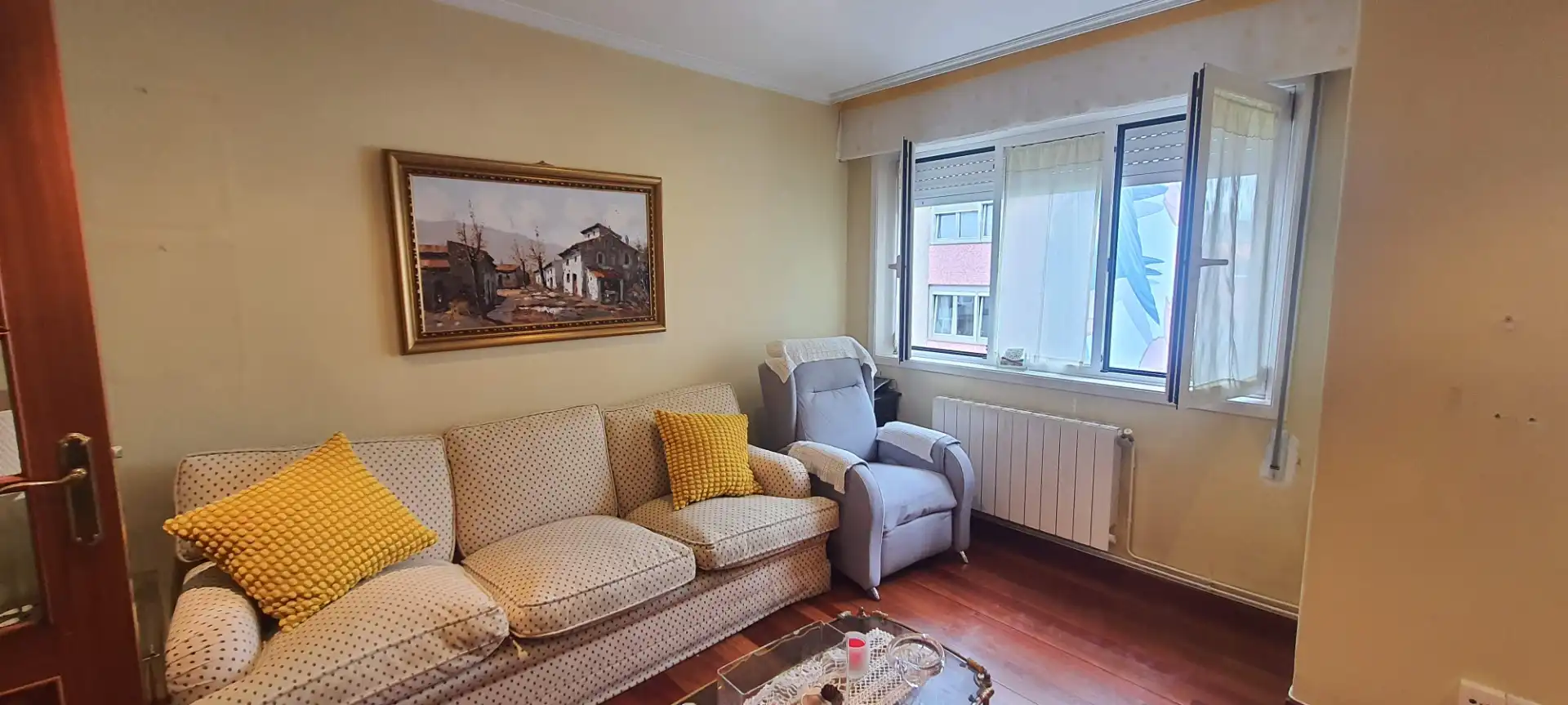 Sala de estar de Piso en venta en Carballo con Calefacción, Parquet y Amueblado