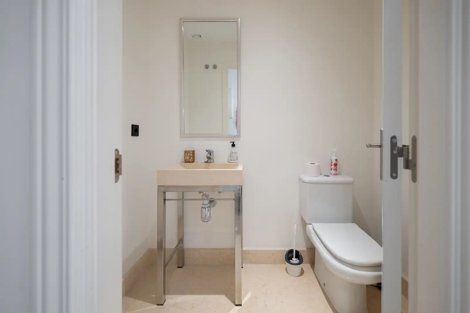 Badezimmer von Wohnung zur Miete in Benahavís mit Klimaanlage, Privatgarten und Terrasse