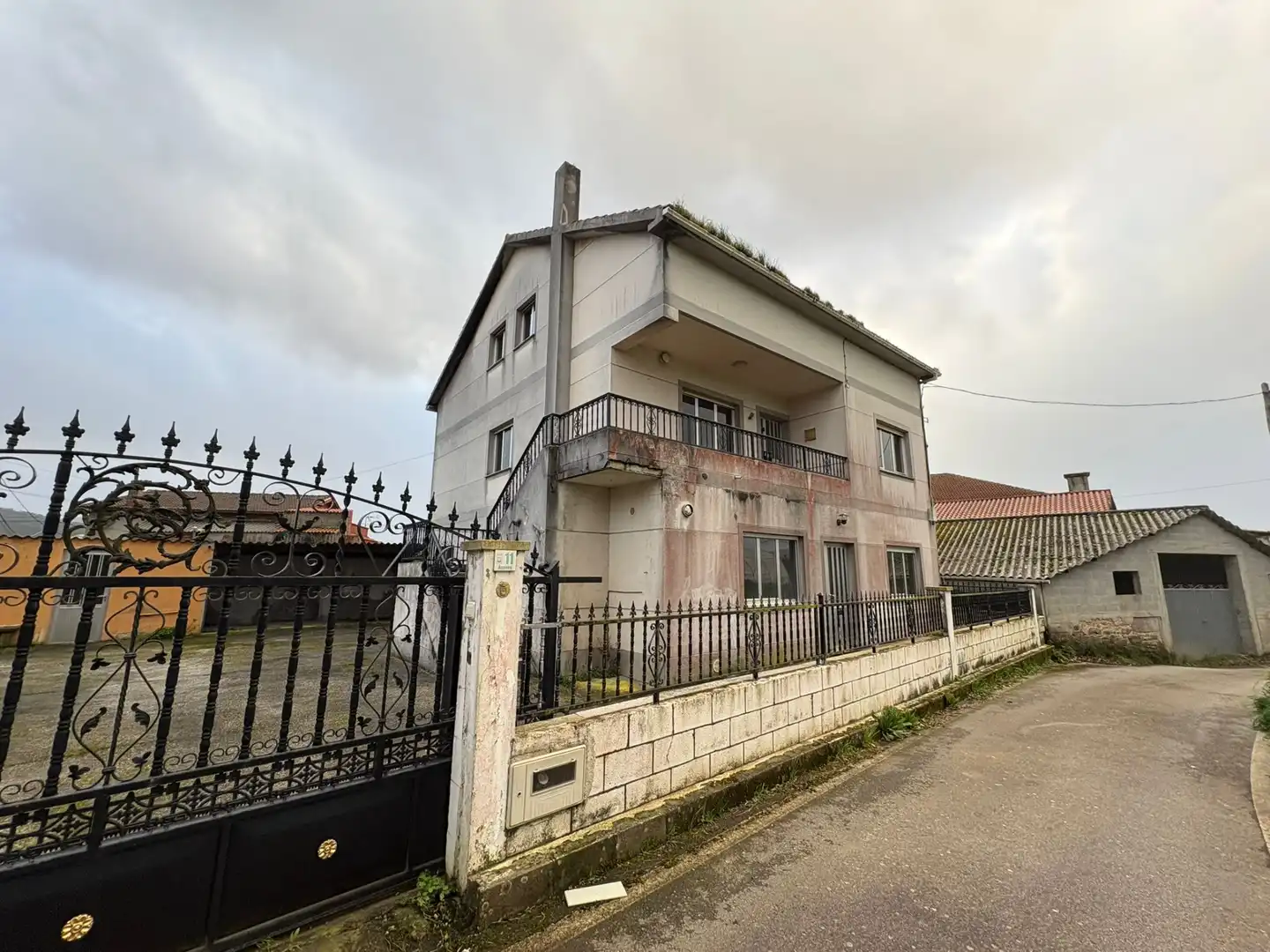 Vista exterior de Casa o xalet en venda en Cabana de Bergantiños amb Balcó