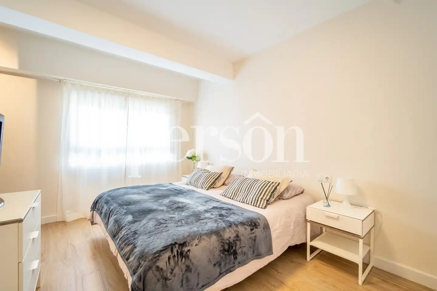Bedroom of Flat for sale in Valencia  with Air Conditioner, Private garden and Furnished