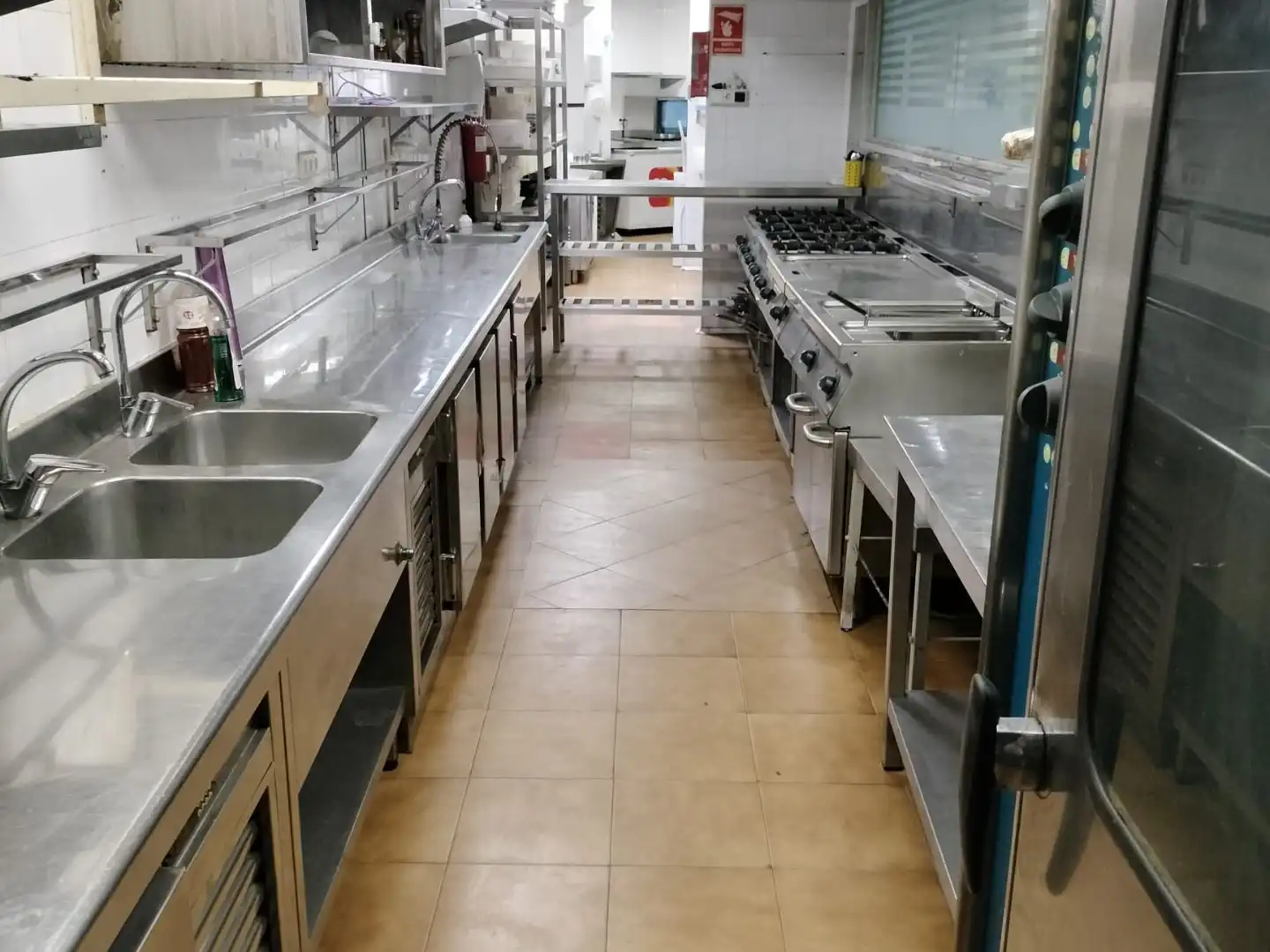 Cuina de Local en venda en Sevilla amb Aire condicionat, Calefacció i Terrassa