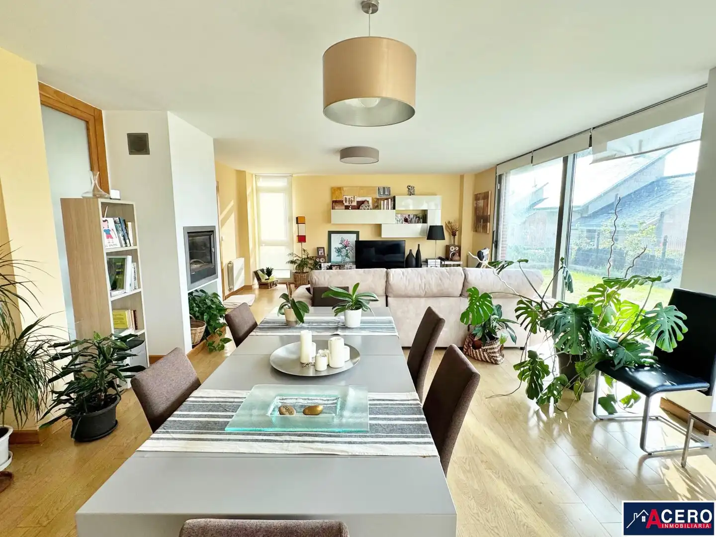 Sala d'estar de Casa o xalet en venda en Santa Cruz de Bezana amb Jardí privat i Piscina comunitària