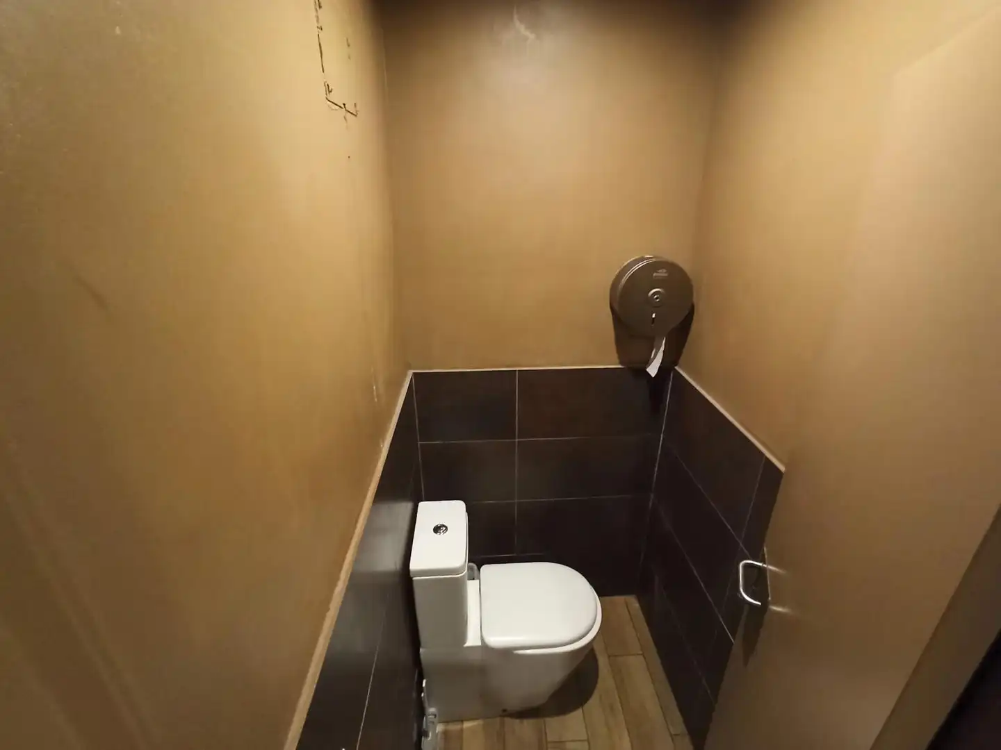 Baño de Local en traspaso en Barcelona con Aire acondicionado, Terraza y Amueblado