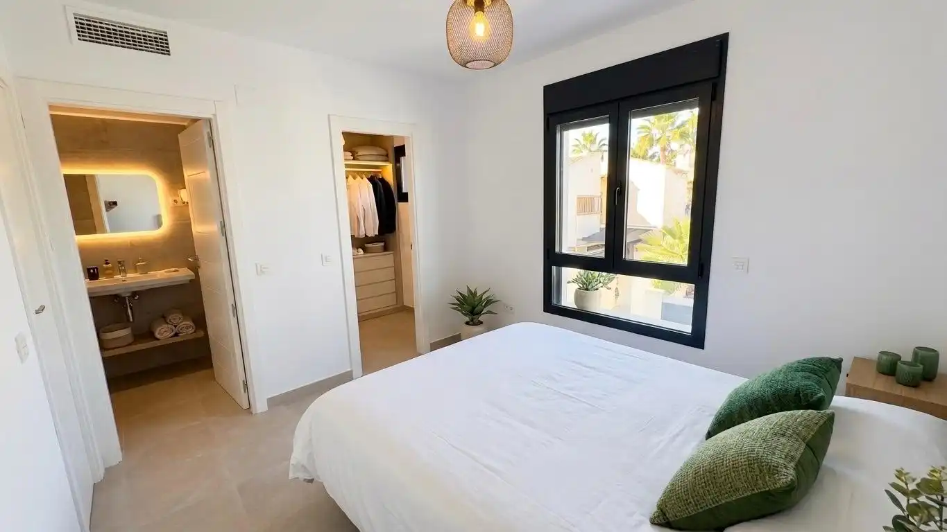 Dormitori de Casa adosada en venda en Torremolinos amb Aire condicionat, Calefacció i Jardí privat