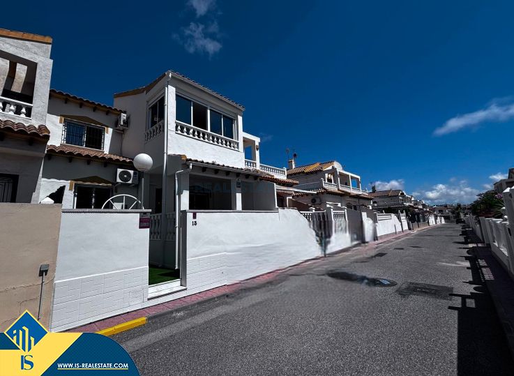Vista exterior de Dúplex en venda en Orihuela amb Terrassa, Moblat i Piscina comunitària