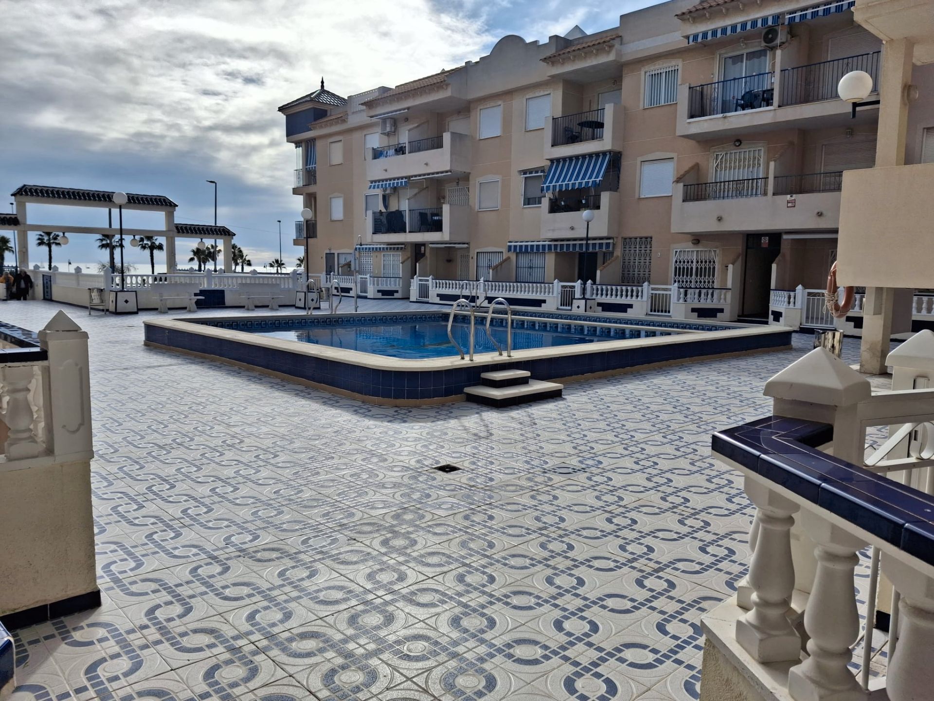 Piscina de Apartament de lloguer en Torrevieja amb Aire condicionat, Terrassa i Moblat