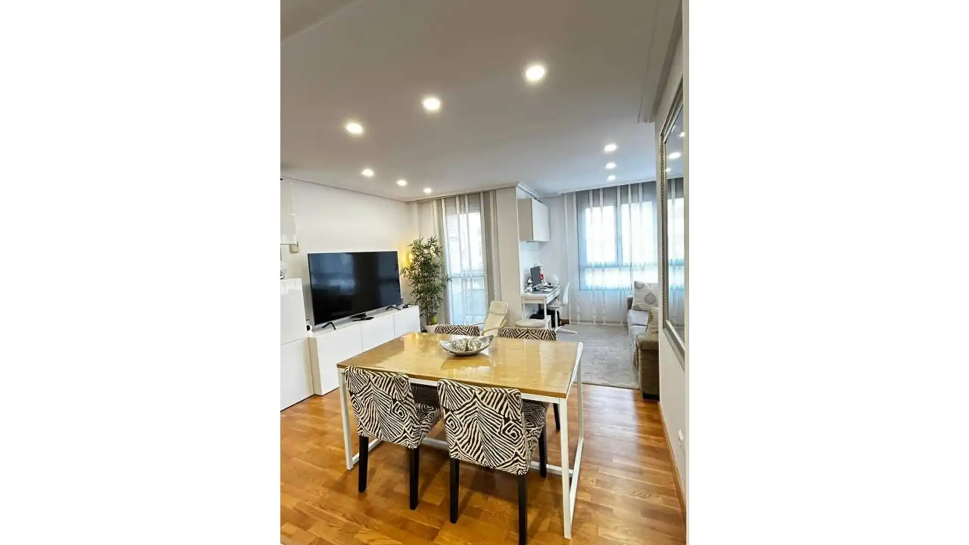 Pis en venda a Calle Austria, Portillejo - Valdegastea