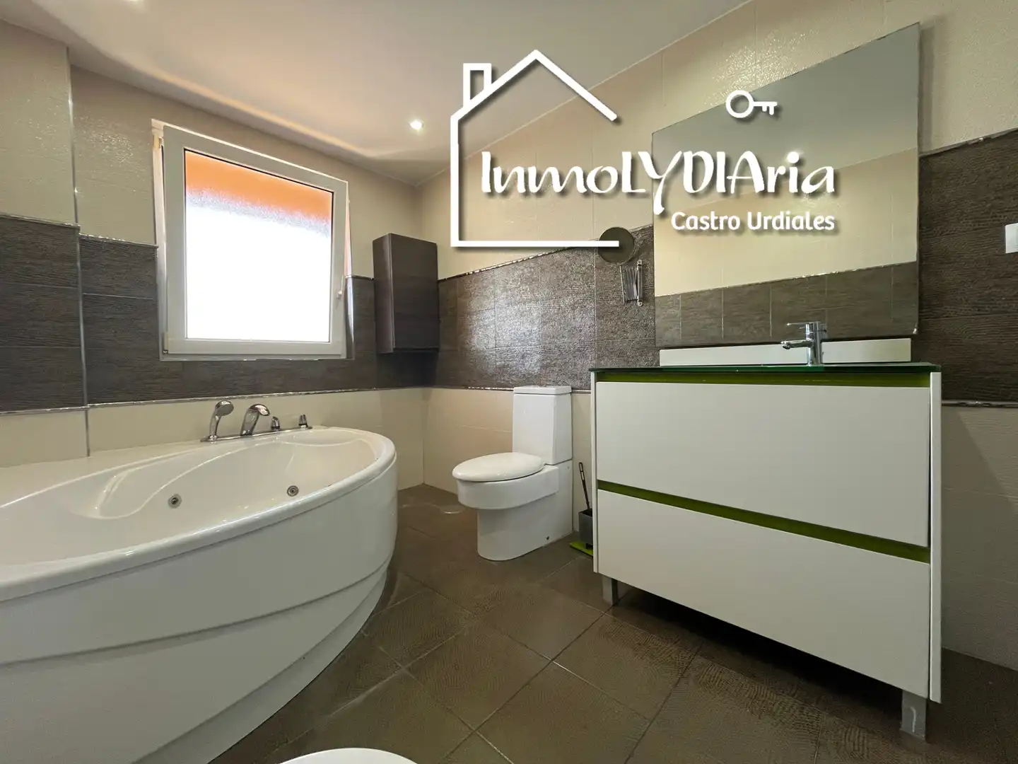 Bathroom of Houses for sale in Castro-Urdiales  with Heating, Private garden and Terrace