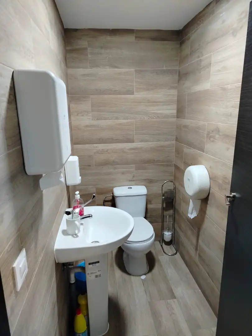 Baño de Nave industrial en traspaso en Parla con Calefacción