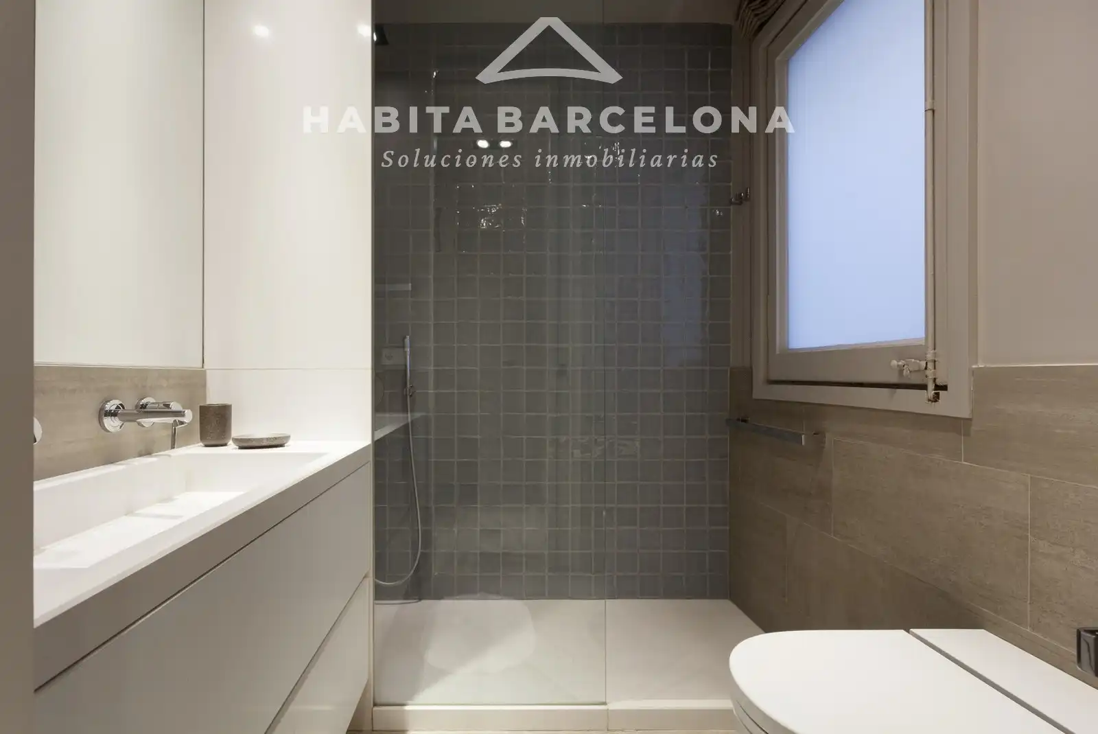Bathroom of Flat for rent in Barcelona  with Air Conditioner, Heating and Parquet flooring