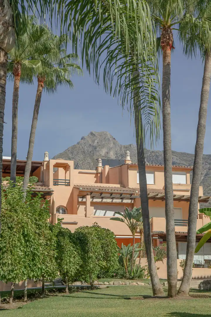 Vista exterior de Casa adosada en venda en Marbella amb Aire condicionat i Alarma