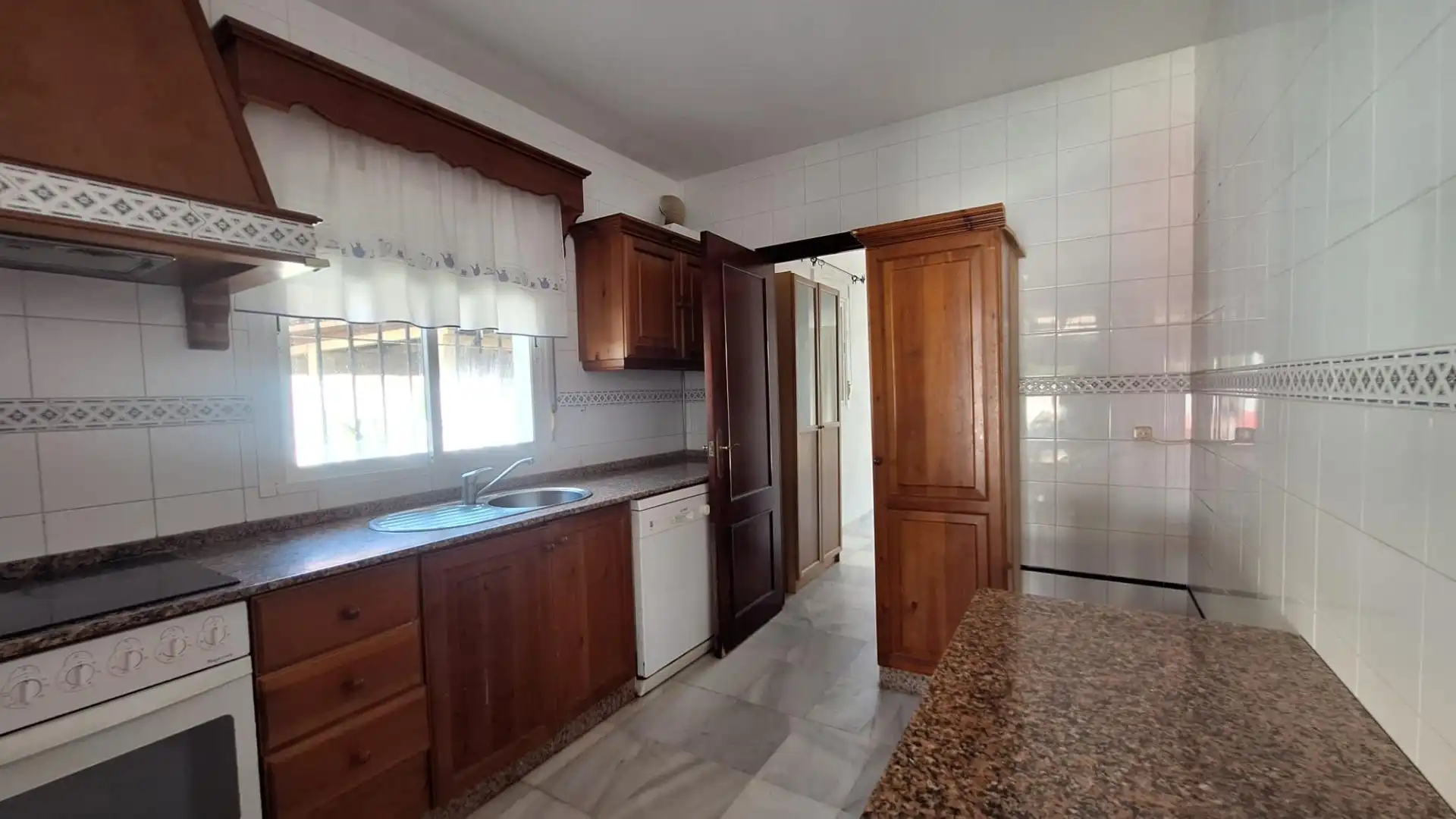 Cocina de Casa o chalet de alquiler en Chiclana de la Frontera con Jardín privado y Piscina