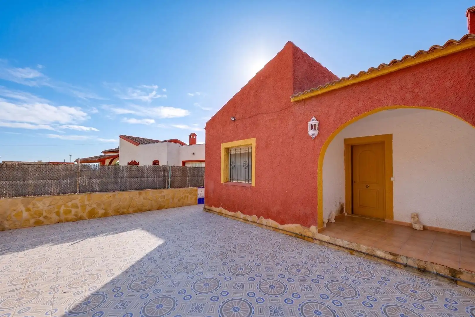 Vista exterior de Casa adosada en venda en Orihuela amb Aire condicionat, Jardí privat i Terrassa