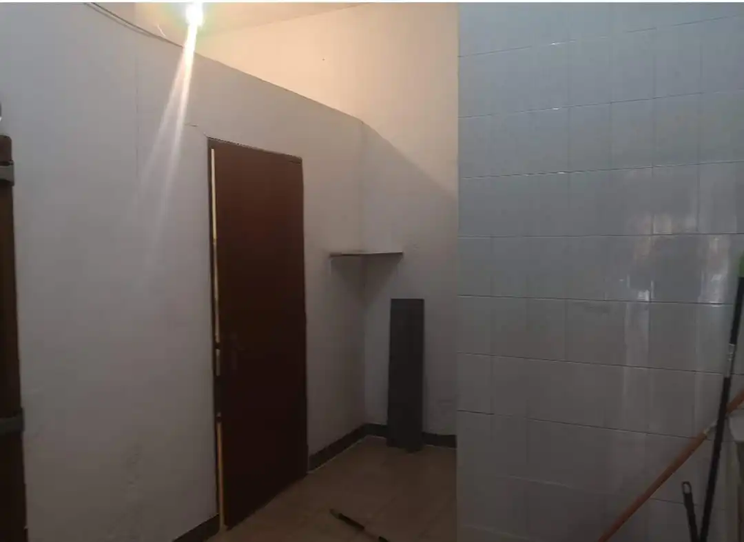 Gewerbefläche zum Verkauf in Calle del Puente la Reina, imagen 2