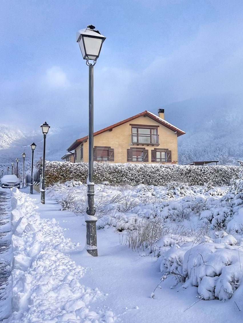 Exterior view of House or chalet for sale in Jaca