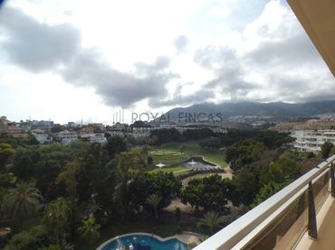 Pis amb piscina en venda a Calle Ronda del Golf Este 20
