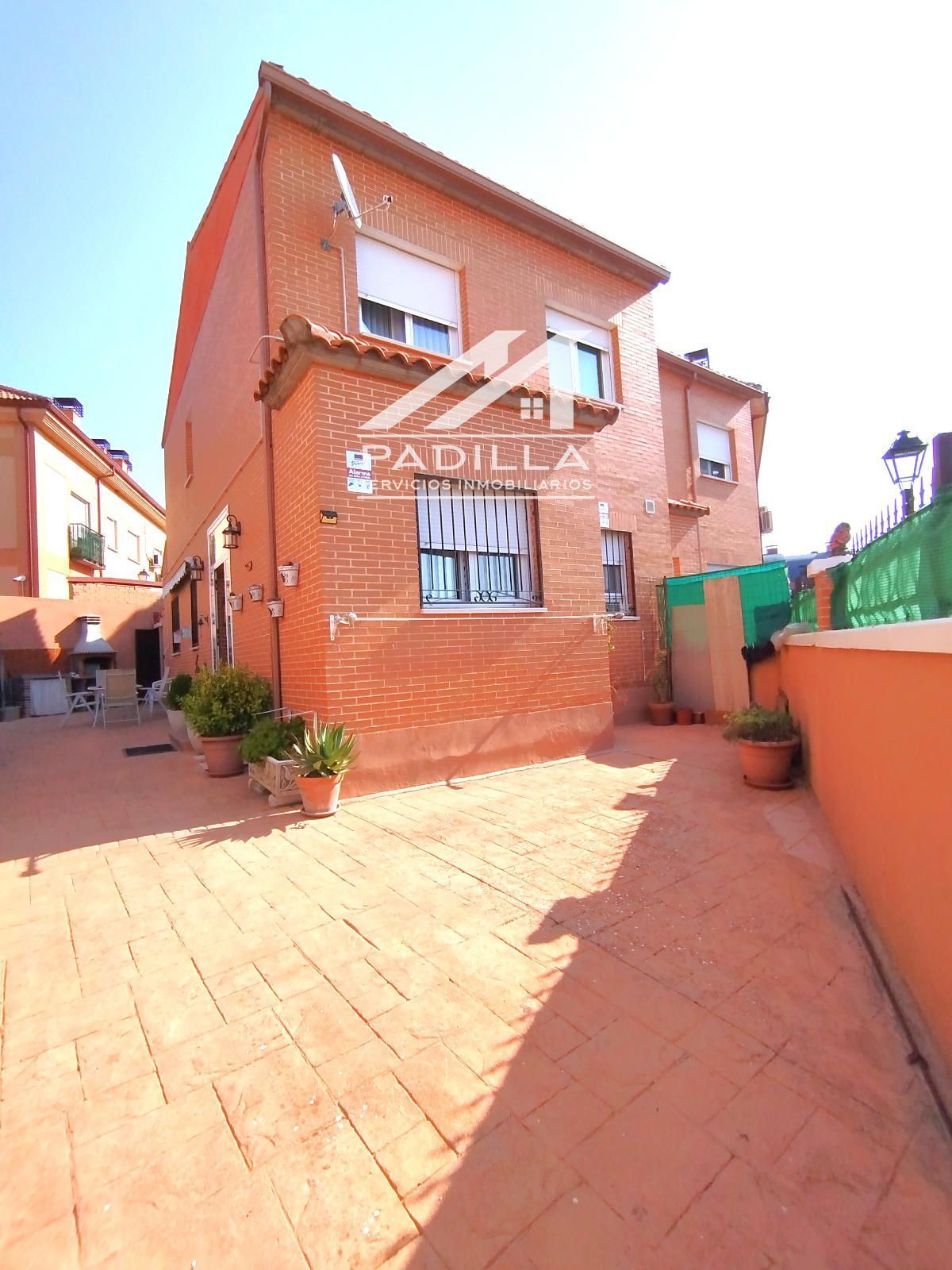 Vista exterior de Casa adosada en venda en El Viso de San Juan amb Calefacció i Traster
