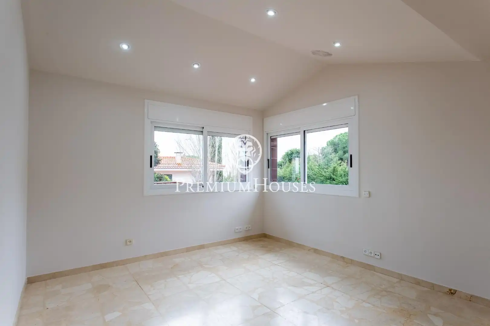 Dormitori de Casa o xalet en venda en Alella amb Aire condicionat, Jardí privat i Terrassa