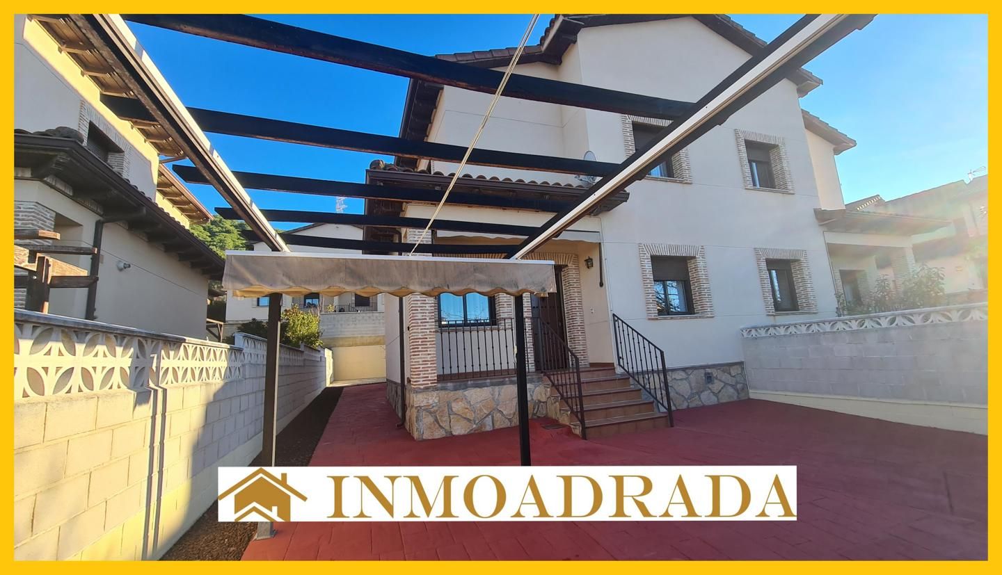 Vista exterior de Casa o xalet en venda en La Adrada  amb Jardí privat