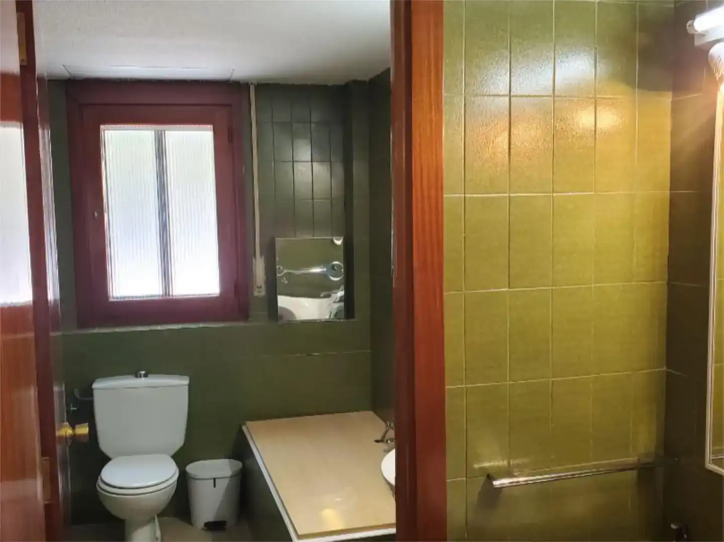 Baño de Local de alquiler en El Escorial con Aire acondicionado, Parquet y Amueblado