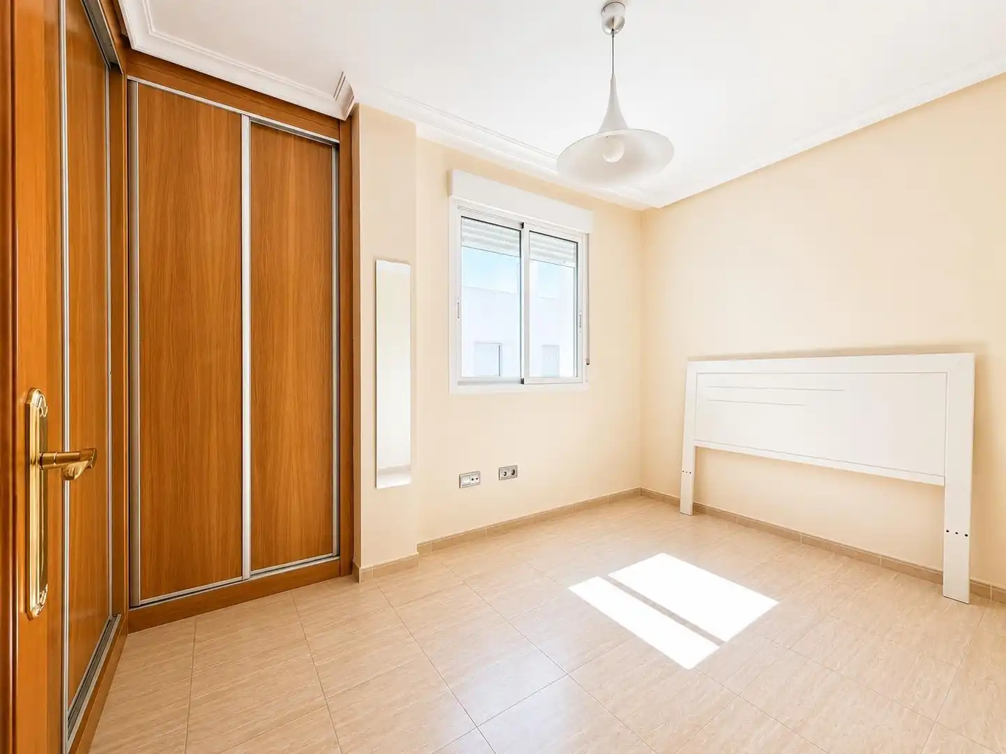 Habitación de Ático de alquiler en Almería con Aire acondicionado, Terraza y Amueblado