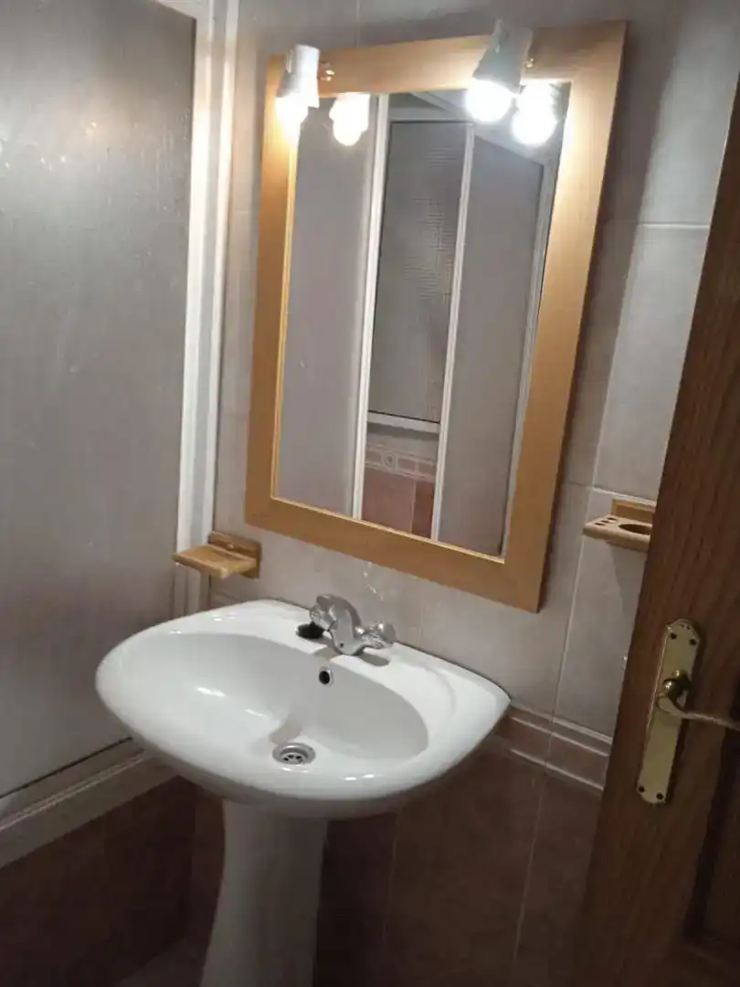 Baño de Piso de alquiler en Montequinto con Aire acondicionado, Jardín privado y Piscina