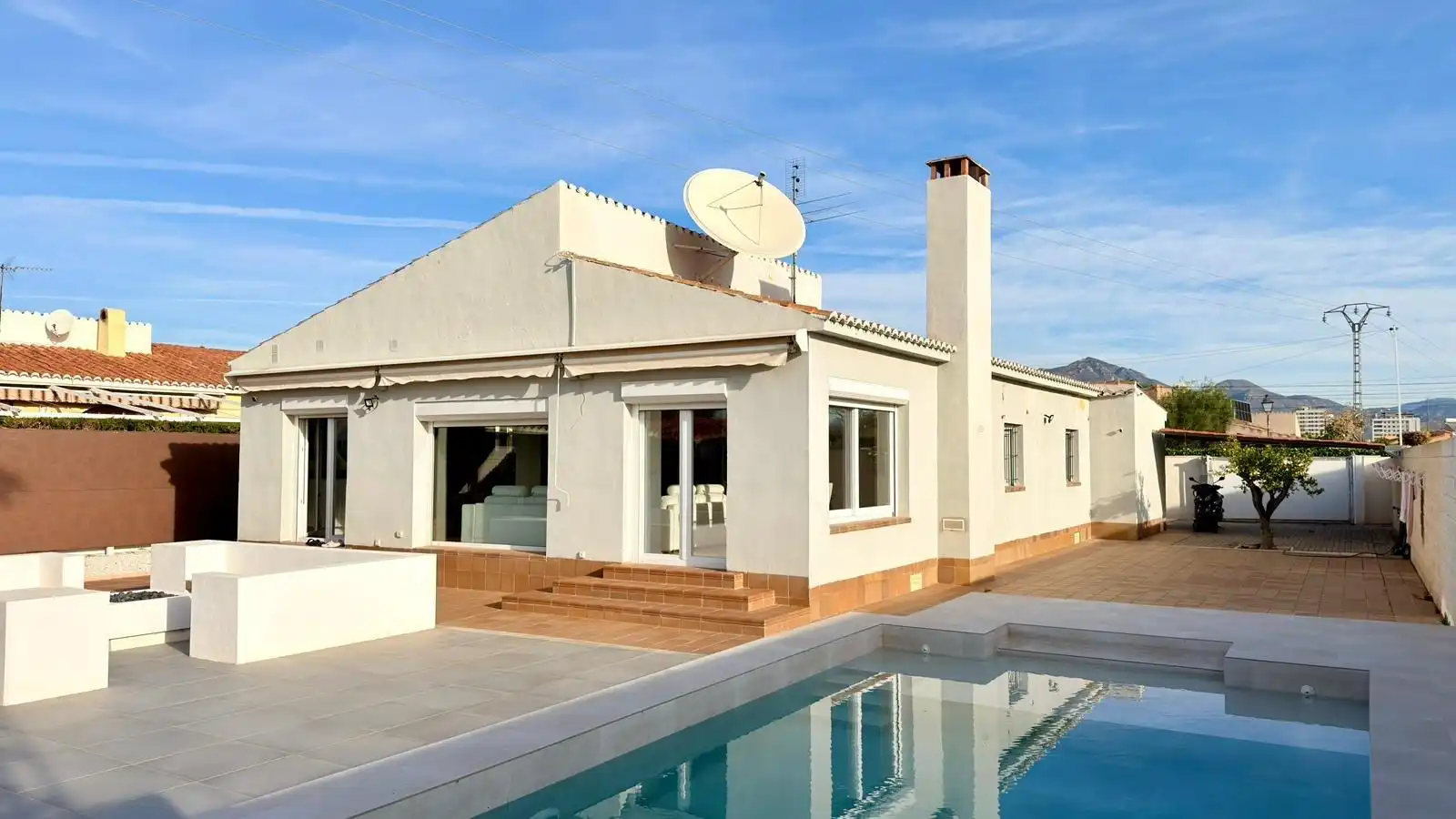 Vista exterior de Casa o xalet en venda en El Campello amb Terrassa