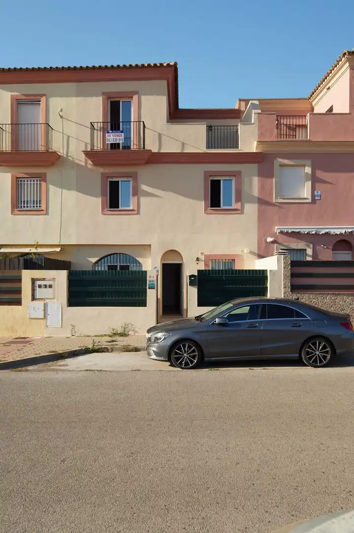 Vista exterior de Casa adosada en venta en Medina Sidonia con Terraza, Balcón y Alarma