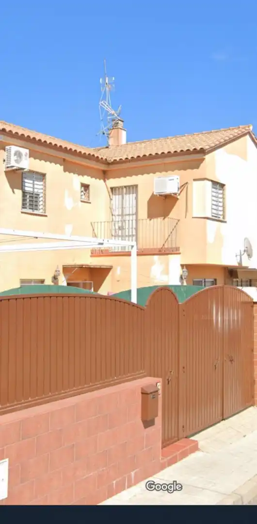 Vista exterior de Casa adosada en venta en Benacazón con Jardín privado