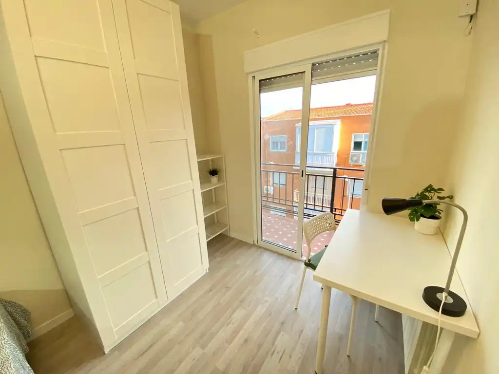 Habitación de Piso para compartir en Madrid con Calefacción, Amueblado y Horno