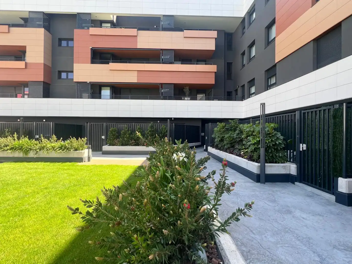 Exterior view of Flat for sale in Lardero  with Heating, Private garden and Parquet flooring
