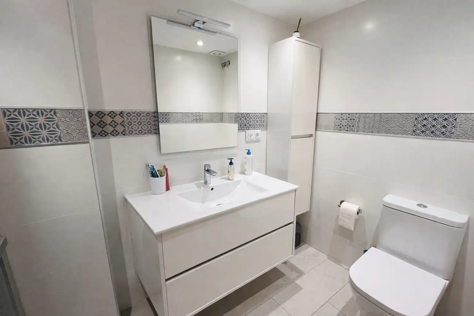 Badezimmer von Wohnung zum Verkauf in Sant Pol de Mar mit Klimaanlage, Heizung und Terrasse
