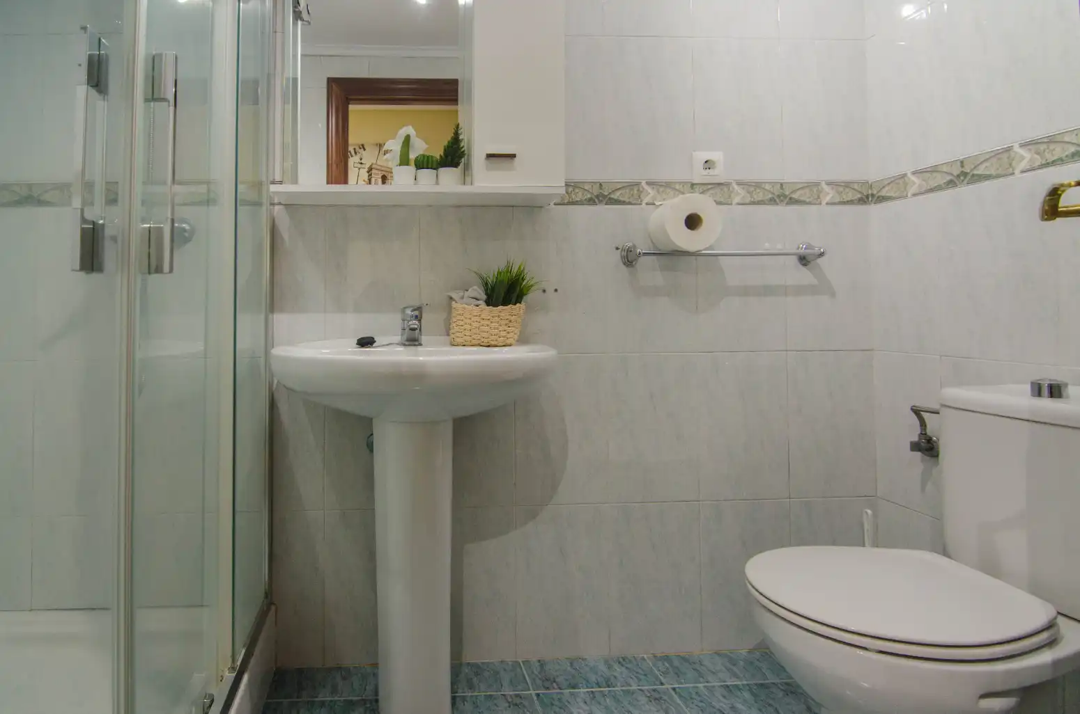 Badezimmer von Erdgeschoss zum Verkauf in Ampuero mit Heizung, Parkett und Möbliert