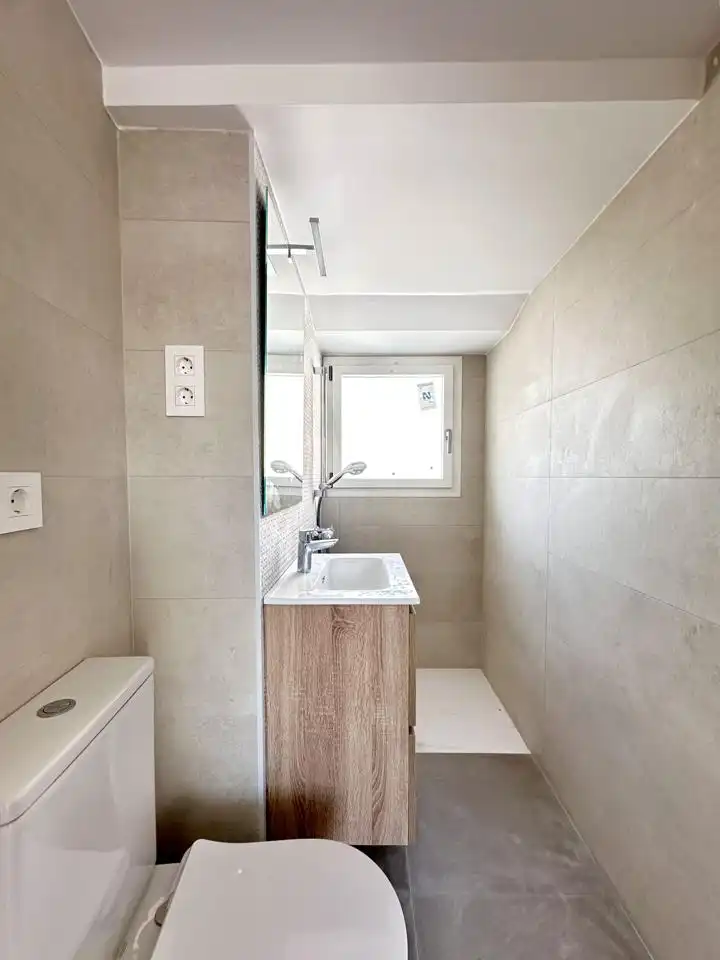 Badezimmer von Wohnung zum Verkauf in Badalona mit Balkon