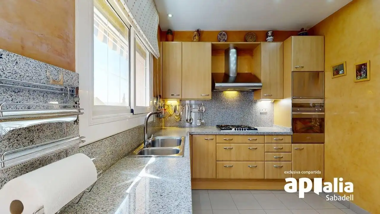 Cuina de Casa o xalet en venda en Barberà del Vallès amb Aire condicionat, Calefacció i Jardí privat