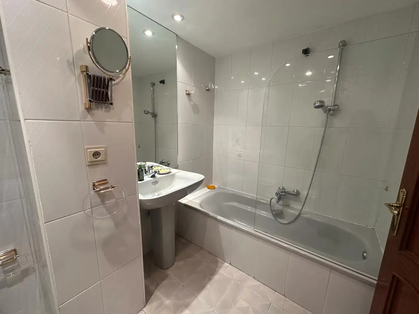 Bathroom of Flat for rent in Avilés  with Heating, Parquet flooring and Storage room