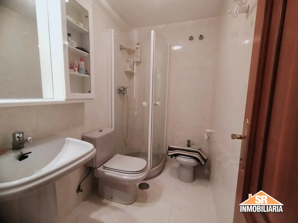 Baño de Piso de alquiler en A Coruña Capital  con Amueblado, Horno y Lavadora
