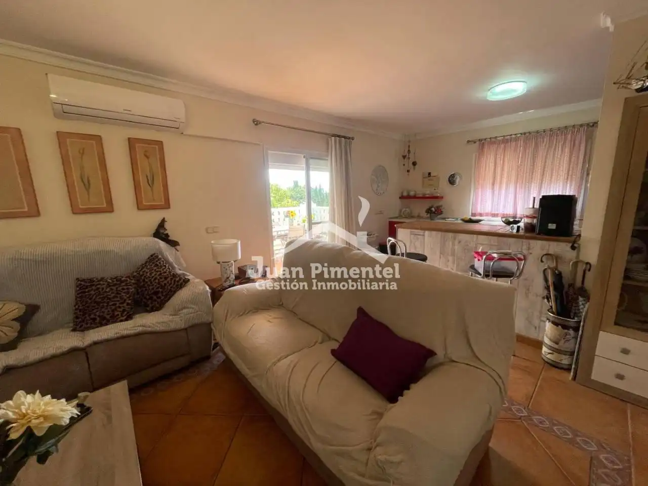 Sala d'estar de Finca rústica en venda en Estepona amb Aire condicionat, Jardí privat i Terrassa