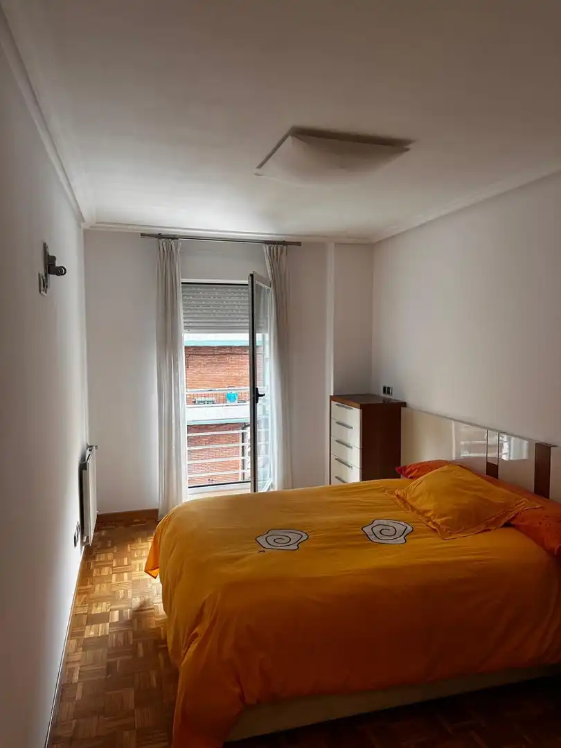 Habitación de Piso en venta en Oviedo  con Calefacción, Parquet y Trastero