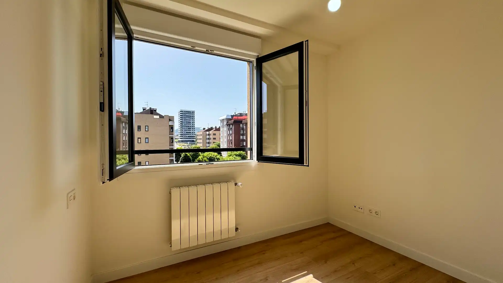 Habitación de Piso en venta en Gijón  con Calefacción, Parquet y Terraza