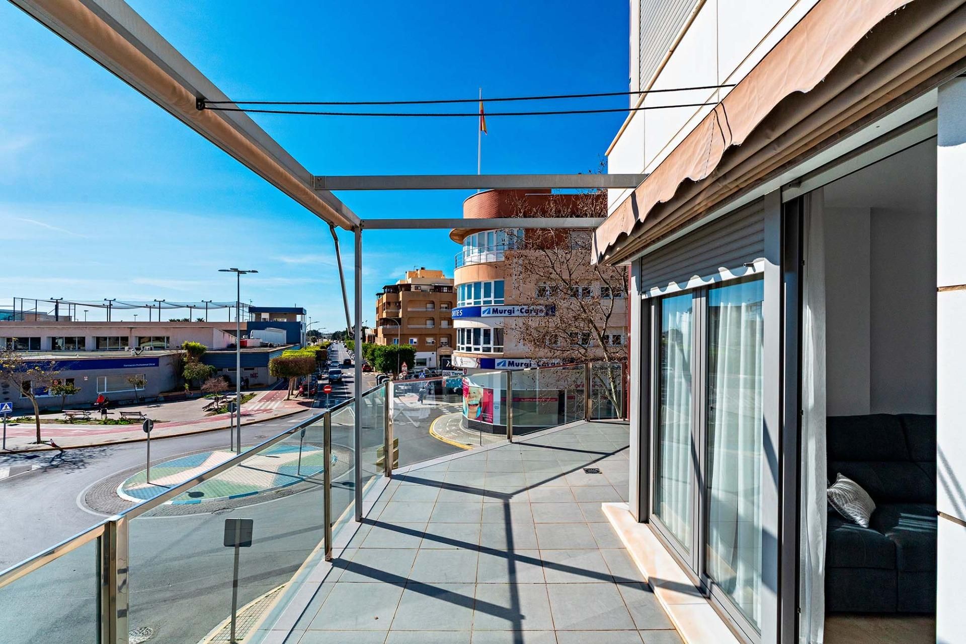 Vista exterior de Pis en venda en El Ejido amb Aire condicionat, Terrassa i Moblat