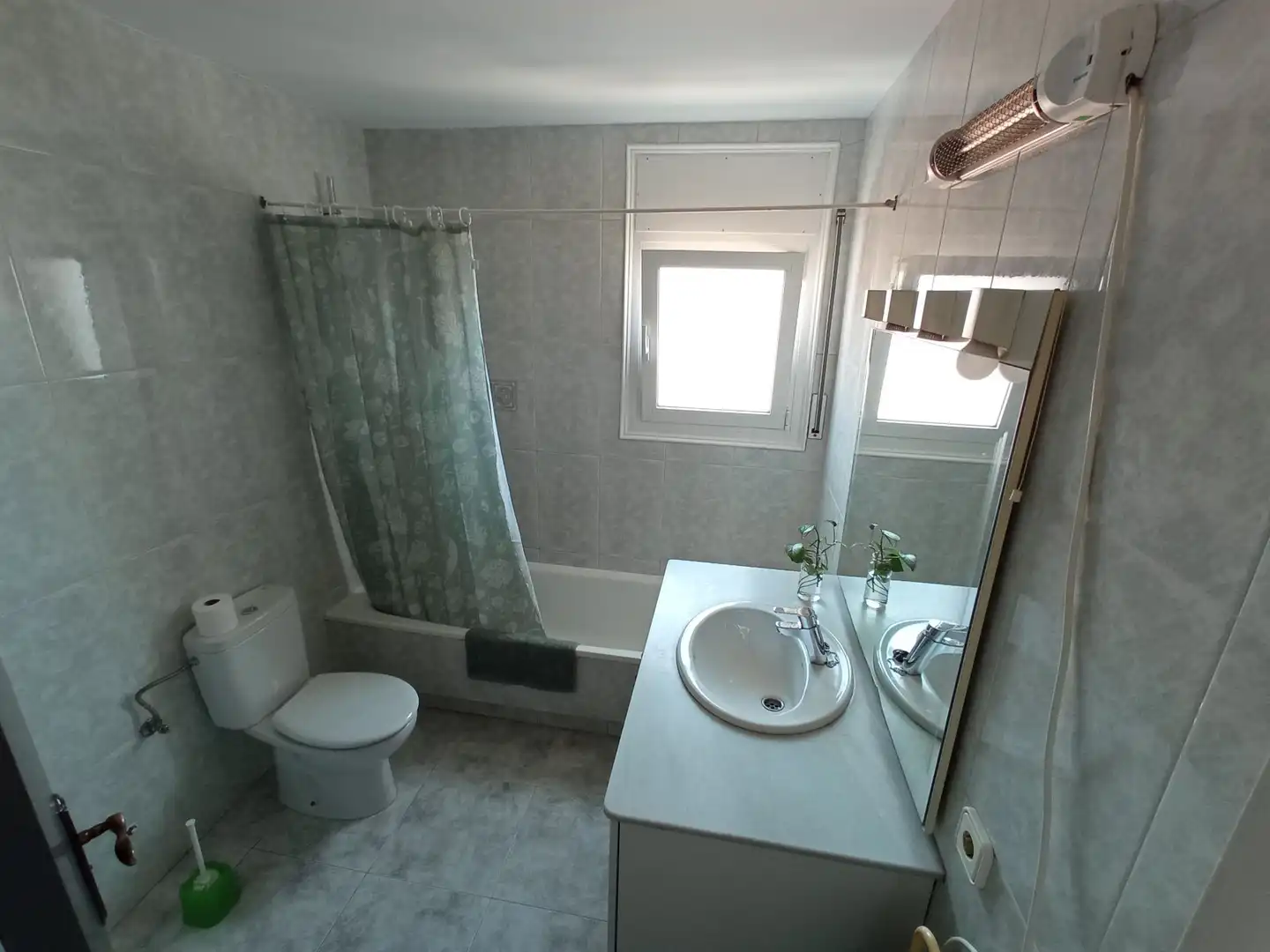 Baño de Casa adosada en venta en Breda con Aire acondicionado, Calefacción y Jardín privado